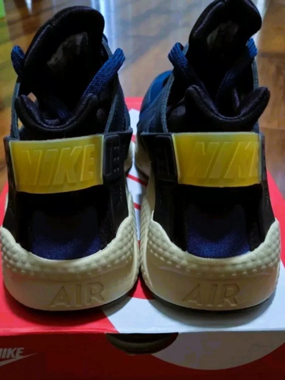 NIKE AIR HUARACHE PRM - BLK/UNI GOLD - US 8